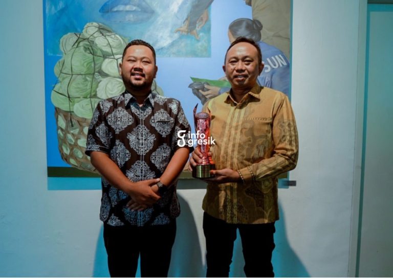 Bupati Gresik Fandi Akhmad Yani bersama Kepala BKPSDM Gresik, Agung Hendro Dwi Setyo Utomo, usai menerima penghargaan Kabupaten Terbaik III pada ajang BKN Award. (Foto: Ist/Infogresik)