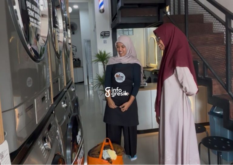 Pengunjung Orange 2 Laundry, Barber & Cafe saat hendak mencuci pakaian. (Foto: Khanif Rosidin/Infogresik)