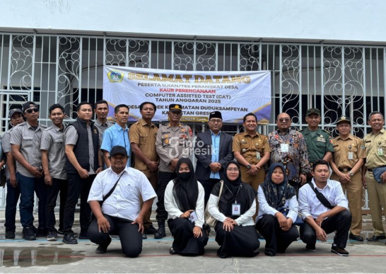 Kepala Desa Gredek M. Bahrul Ghofar bersama Rektor UMG Prof. Khoirul Anwar, Forkopimcam Duduksampeyan, panitia, dan peserta seleksi P3D di Kampus UMG. (Foto: Khanif Rosidin/Infogresik)