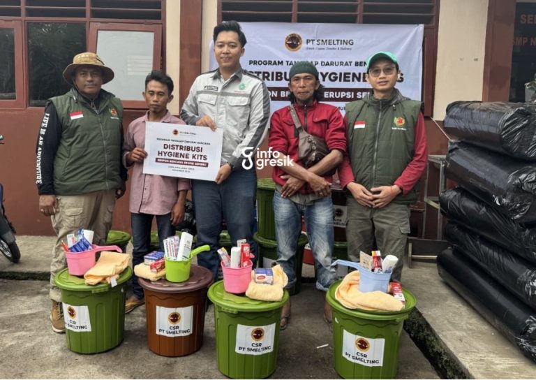Penyerahan bantuan PT Smelting untuk korban erupsi Semeru. (Foto: Ist/Infogresik)