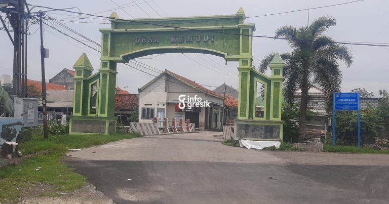 Gapura masuk Desa Kemudi, Kecamatan Duduksampean, Gresik. (Foto: Ist/Infogresik)