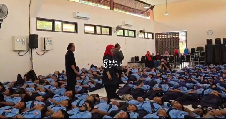 Suasana saat Ketua Fraksi Gerindra DPRD Gresik, Nur Saidah, bersama narasumber IHC memberikan Hypno Motivation di SMKN 1 Duduksampeyan. (Foto: Ist/Infogresik)