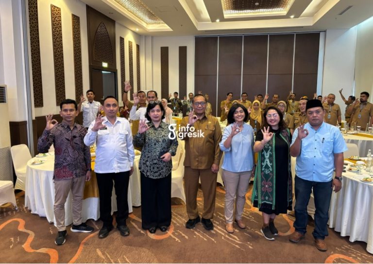 Kepala Bidang Instrumen dan Penguatan Kanwil Kemenkumham Jawa Timur, Ratno Suhartono, bersama Sekda Kabupaten Gresik, Achmad Washil Miftahul Rachman, serta narasumber dan peserta Rapat Finalisasi. (Foto: Khanif Rosidin/Infogresik)