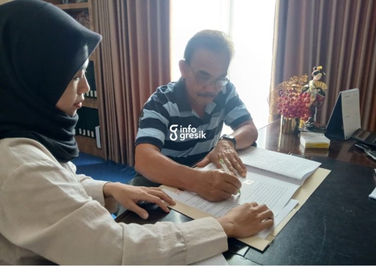 Penandatanganan penyerahan SHM–SRS oleh pemilik Icon Apartemen Gresik Tower A. (Foto: Ist/Infogresik)