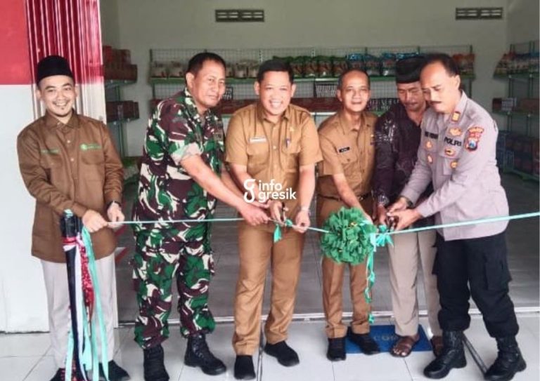 Peresmian KDMP Desa Bulangan oleh Camat Dukun Gunawan, bersama perwakilan Ponpes Sunan Drajat Didik Fathul Qorib, Pj. Kepala Desa Bulangan Heru Budi Setiawan, Ketua KDMP Bulangan H. Maji, serta unsur TNI dan Polri. (Foto: Ist/Infogresik)
