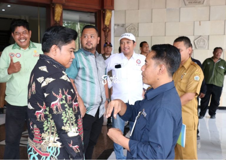 Bupati Gresik Fandi Akhmad Yani bersama Ketua DPRD Gresik Syahrul Munir saat menemui perwakilan buruh. (Foto: Ist/Infogresik)
