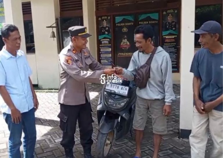 Kapolsek Sidayu Iptu Suharto saat menyerahkan kunci sepeda motor NMAX milik nelayan Ujungpangkah, Musholeh, di Mapolsek Sidayu. (Foto: Ist/Infogresik)