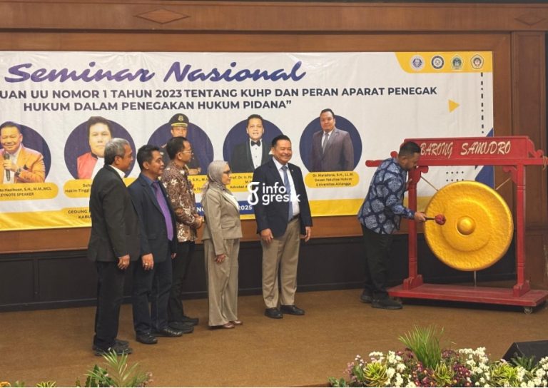 Bupati Gresik Fandi Akhmad Yani didampingi Wamen Otto dan Ketua Peradi Gresik Kukuh Pramono Budi saat membuka kegiatan Seminar Nasional. (Foto: Khanif Rosidin/Infogresik)