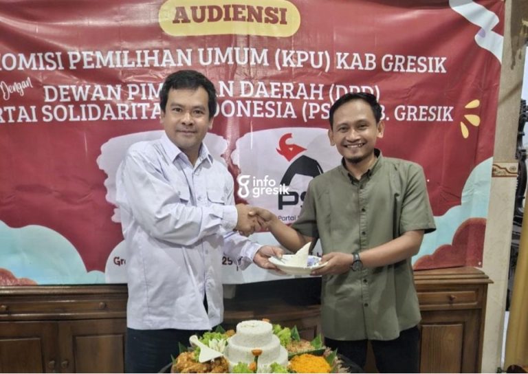 Ketua KPU Gresik, Akhmad Taufik, bersama Ketua DPD PSI Gresik, Sarmin, saat audiensi. (Foto: Ist/Infogresik)