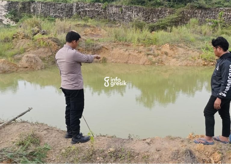 Petugas Polsek Bungah saat menunjukkan lokasi kejadian tenggelamnya bocah. (Foto: Ist/Infogresik)