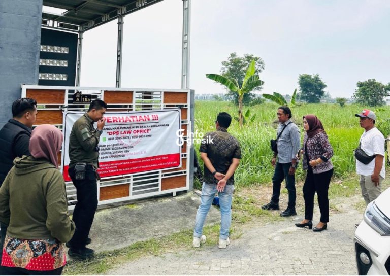 Proses penguasaan rumah yang dilakukan oleh DPS Law Office. (Foto: Ist/Infogresik)