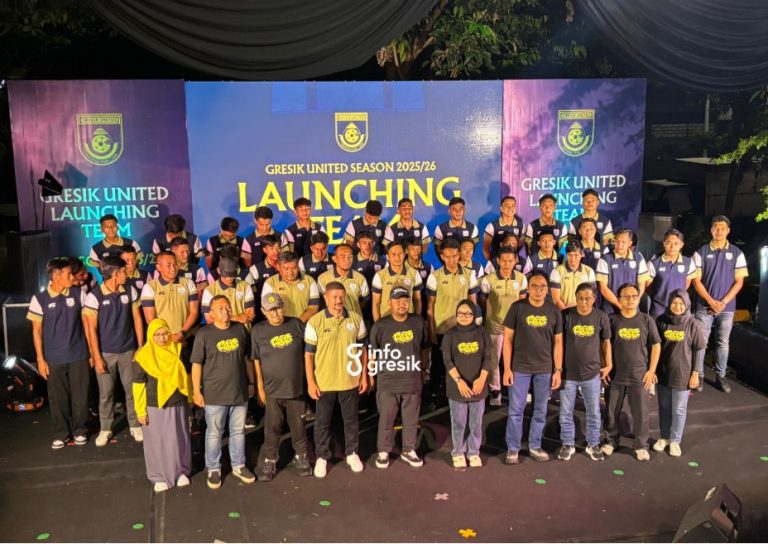 Launching Skuad dan Jersey, Gresik United Kibarkan Semangat ‘Benteng Lodewijk’ Menuju Liga 2 Skuat Tim GU bersama pelatih dan manajemen saat launching tim serta jersey. (Foto: Khanif Rosidin/Infogresik)