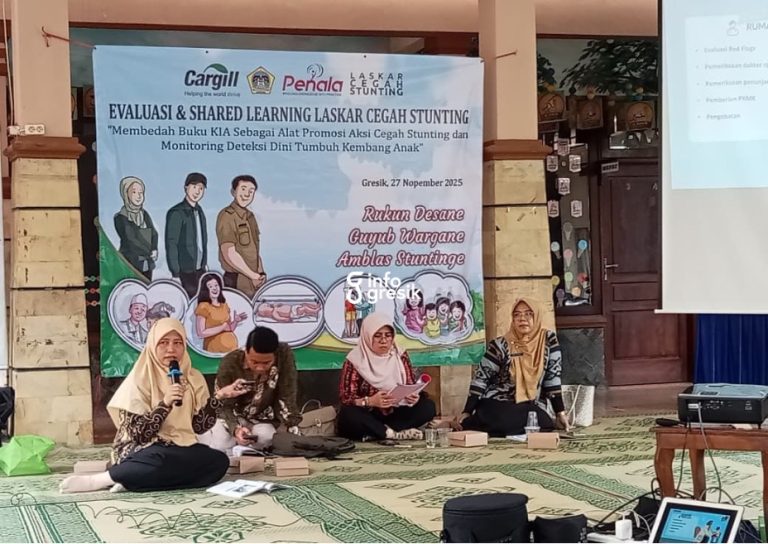 Kabid Kesehatan Masyarakat Dinkes Gresik, dr. Anik Lutfiyah, saat memaparkan materi tentang stunting di Desa Peganden, Manyar. (Foto: Ist/Infogresik)