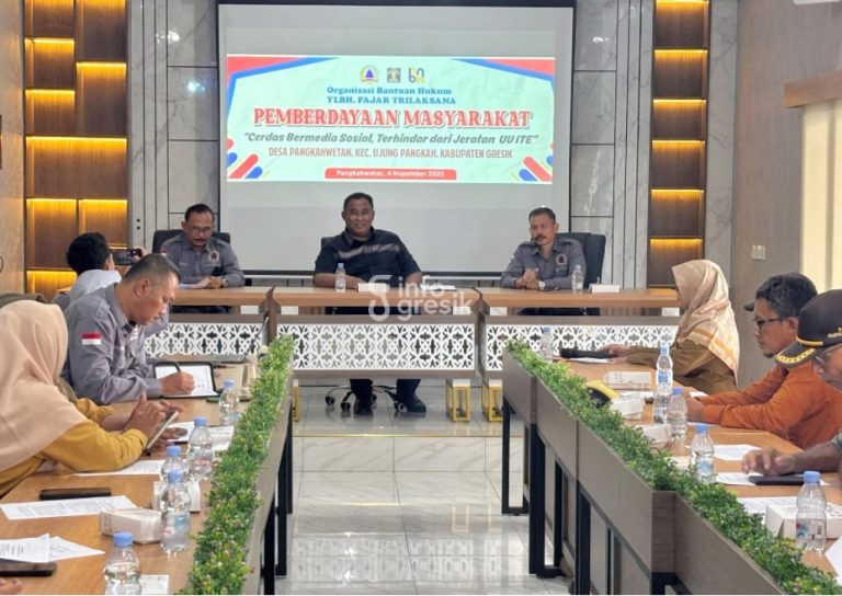 Sosialisasikan Program Bantuan Hukum Gratis, YLBH Fajar Trilaksana Rela Keliling Gresik Direktur YLBH Fajar Trilaksana, Andi Fajar Yulianto (kanan) bersama Kepala Desa Pangkahwetan, Syaifullah Mahdi, saat sosialisasi Pemberdayaan Masyarakat dan Penyuluhan Hukum di Desa Pangkahwetan. (Foto: Khanif Rosidin/INFOGRESIK)
