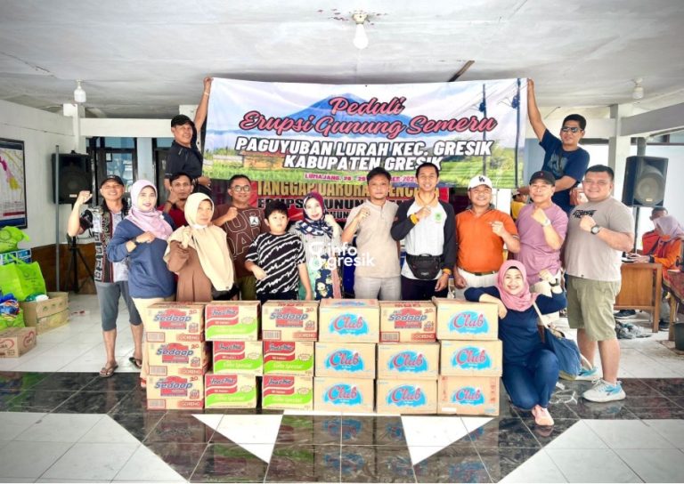 Wujud Solidaritas Nyata Antardaerah, Paguyuban Lurah Gresik Salurkan Bantuan untuk Korban Erupsi Semeru Camat Gresik Jalesvie Triyatmoko, bersama Paguyuban Lurah se-Kecamatan Gresik, saat menyalurkan bantuan untuk korban erupsi Gunung Semeru di Lumajang. (Foto: Ist/Infogresik)