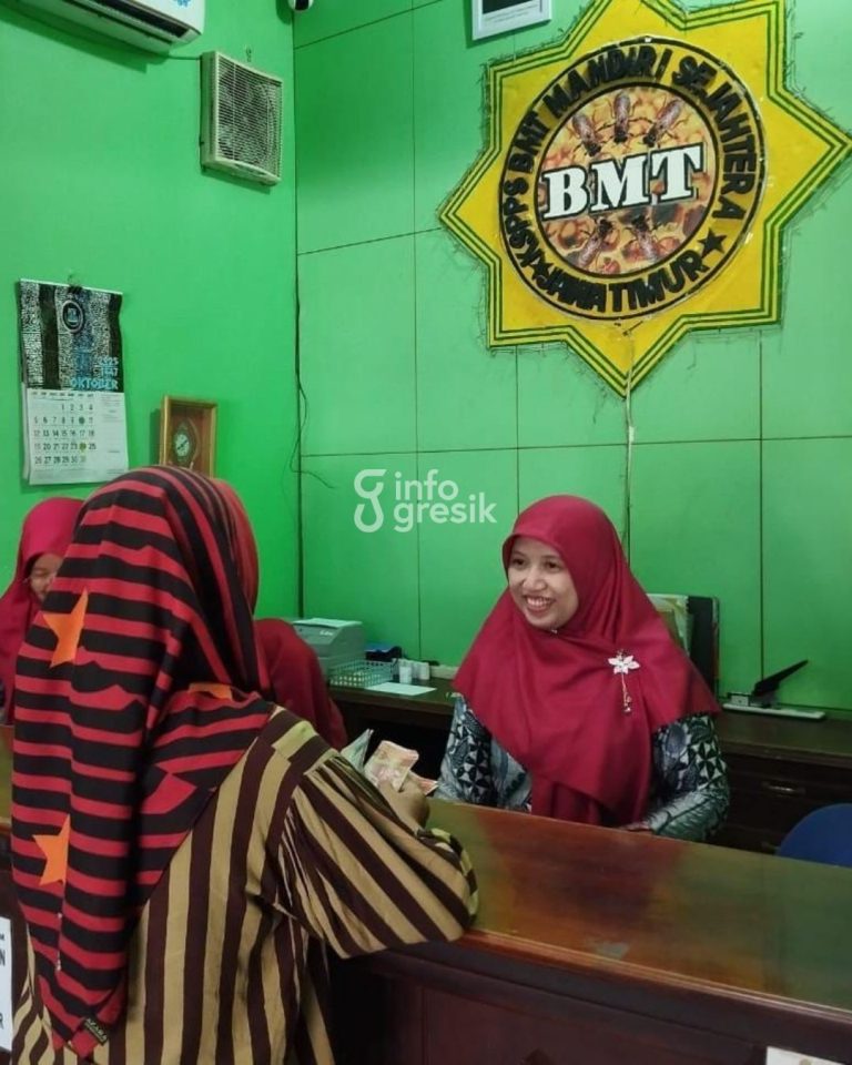 Ingin Aman Menabung, Ini Tips Memilih Lembaga Keuangan Syariah dari GM BMT Mandiri Sejahtera Seorang nasabah BMT Mandiri Sejahtera Jawa Timur bersiap menabung di Kantor Cabang Dukun. (Foto: Ist/INFOGRESIK)
