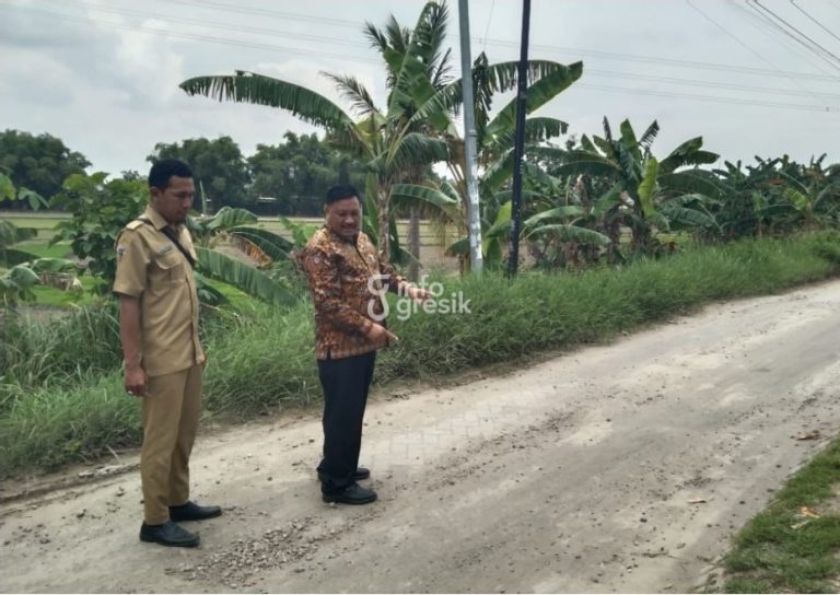 Warga Keluhkan Jalan Kabupaten di Balongpanggang Rusak, Wakil Ketua DPRD Gresik Mujid Dorong Dinas PUTR Bergerak Wakil Ketua DPRD Gresik Mujid Riduan saat meninjau kondisi jalan rusak di Desa Ngampel, Kecamatan Balongpanggang. (Foto: Ist/INFOGRESIK)
