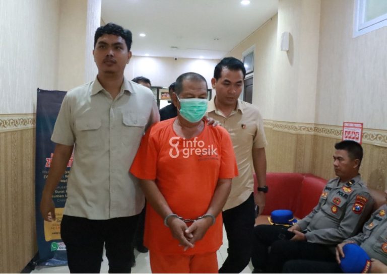 Bermain di Masjid, Anak di Bawah Umur di Driyorejo Jadi Korban Asusila Tersangka kasus asusila berinisial ANH saat diamankan di Mapolres Gresik. (Foto: Ist/INFOGRESIK)