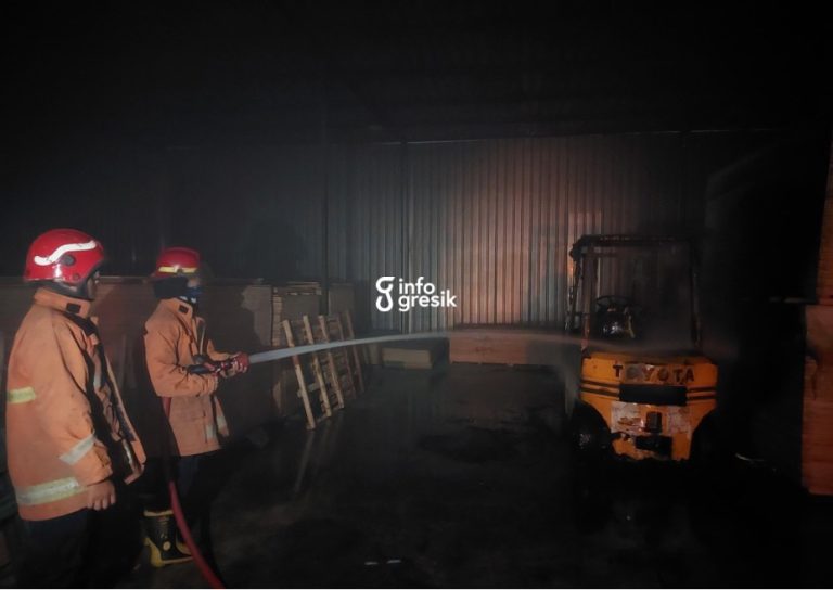 Petugas Damkarla Gresik saat memadamkan api kendaraan forklift. (Foto: Ist/Infogresik)