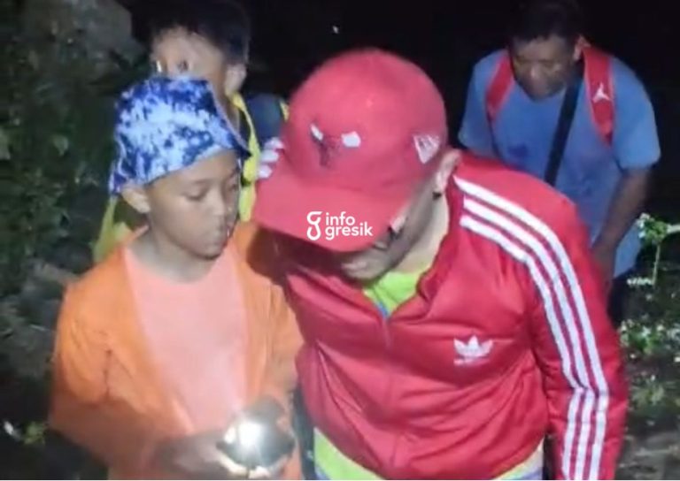 Empat wisatawan asal Sidoarjo saat ditemukan di Hutan Tanjung Ghe’en, Pulau Bawean, oleh petugas gabungan. (Foto: Ist/Infogresik)