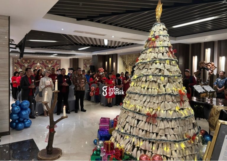 Penampakan pohon Natal di Hotel Aston Gresik yang tersusun dari 1.250 pudak. (Foto: Khanif Rosidin/Infogresik)