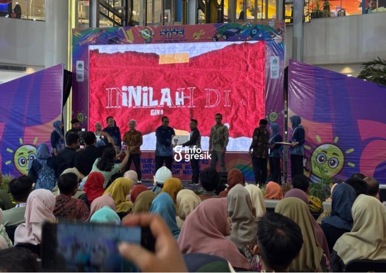 Sekda Gresik, Akhmad Wasil, saat menyerahkan hadiah kepada pemenang GINOFEST 2025. (Foto: Khanif Rosidin/Infogresik)