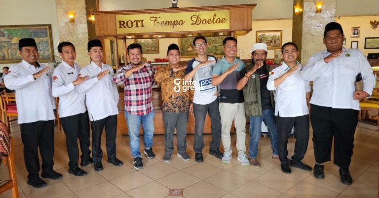 Kepala Kantor Kementerian Haji dan Umrah Kabupaten Gresik, Lulus (berbaju cokelat), bersama para pegawai dan jurnalis. (Foto: Ist/Infogresik)