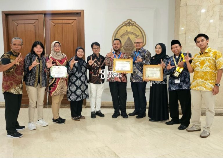 Kepemimpinan Berdampak Lingkungan, Bupati Gresik Raih Penghargaan Pembina Proklim Terbaik dari KLH Bupati Gresik, Fandi Akhmad Yani, didampingi Kepala Dinas Lingkungan Hidup Gresik, Sri Subaidah, serta pengurus RW 2 Sukorame dan perwakilan PT Smelting, saat menunjukkan penghargaan Proklim di Jakarta. (Foto: Ist/Infogresik)