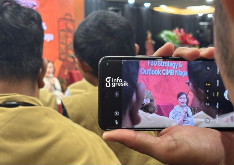 Para peserta mendengarkan pemaparan dari Presiden Direktur & CEO CIMB Niaga, Lani Darmawan. (Foto: Khanif Rosidin/Infogresik)