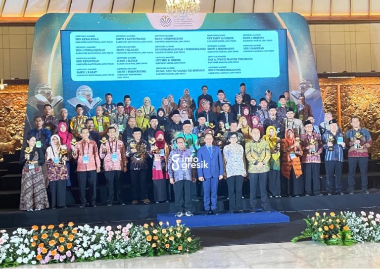 Perwakilan sekolah Gresik bersama Menteri Lingkungan Hidup (LH)/Kepala BPLH, Dr. Hanif Faisol Nurofiq, dan para penerima penghargaan. (Foto: Ist/Infogresik)