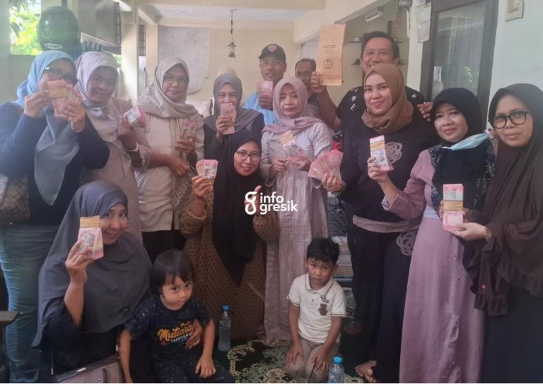 Pelaku UMKM binaan KPUG menunjukkan uang pinjaman yang diterima dari PKPRI. (Foto: Ist/Infogresik)