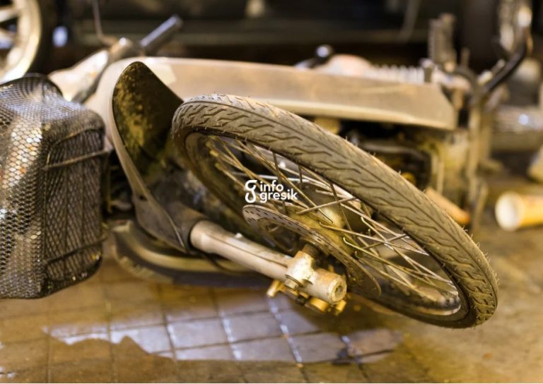 Ilustrasi kecelakaan motor dan truk di Sidayu. (Foto: Canva/Infogresik)