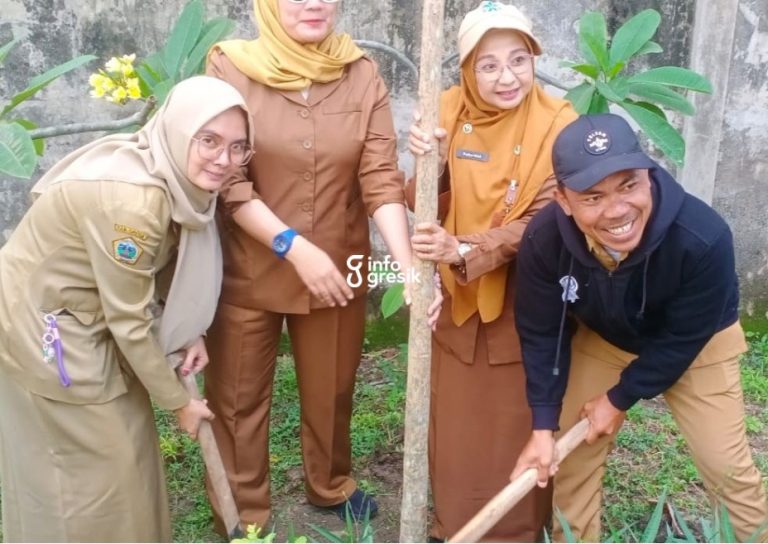 Perwakilan PPPK PW Manyar bersama Kepala DLH Gresik, Sri Subaidah, dan dinas terkait. (Foto: Ist/Infogresik)