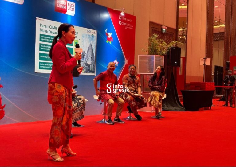 Direktur Compliance, Corporate Affairs & Legal CIMB Niaga, Fransiska Oei, menjelaskan program The Cooler Earth dalam rangkaian kegiatan Voyage of Stories CIMB Niaga. (Foto: Khanif Rosidin/Infogresik)