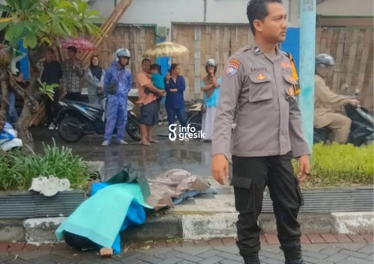 Polisi mengatur arus lalu lintas di lokasi kecelakaan. (Foto: Ist/Infogresik)