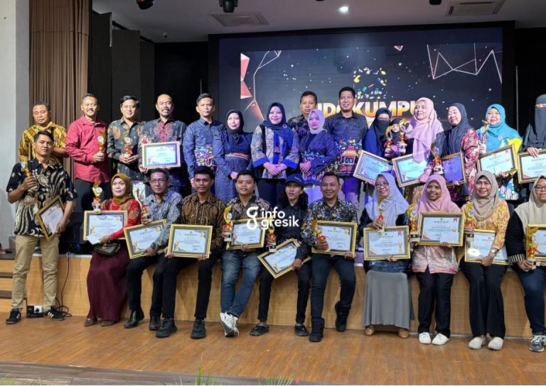 Camat Gresik Jalesvie Triyatmoko, Anggota DPRD Gresik Ricke Mayumi, serta Lurah Sidokumpul Mukhlisun bersama para pemenang Sidokumpul Award 2025. (Foto: Khanif Rosidin/Infogresik)