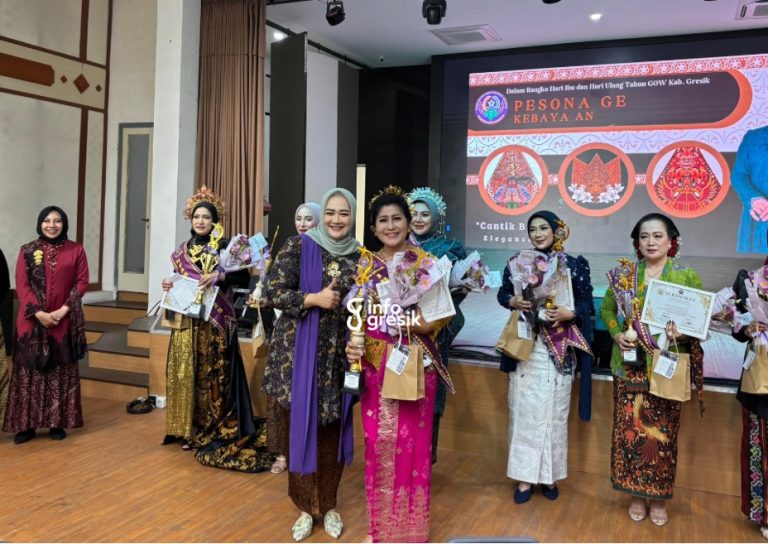 Ketua GOW, dr. Shinta Puspitasari, saat menyerahkan hadiah kepada Juara 1 Lomba Pesona Gemilang Kebaya Anggun GOW 2025. (Foto: Khanif Rosidin/Infogresik)