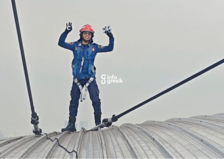Personel Damkarla Gresik saat mengevakuasi drone yang tersangkut di atap tribun Stadion Gelora Joko Samudro (Gejos). (Foto: Ist/Infogresik)
