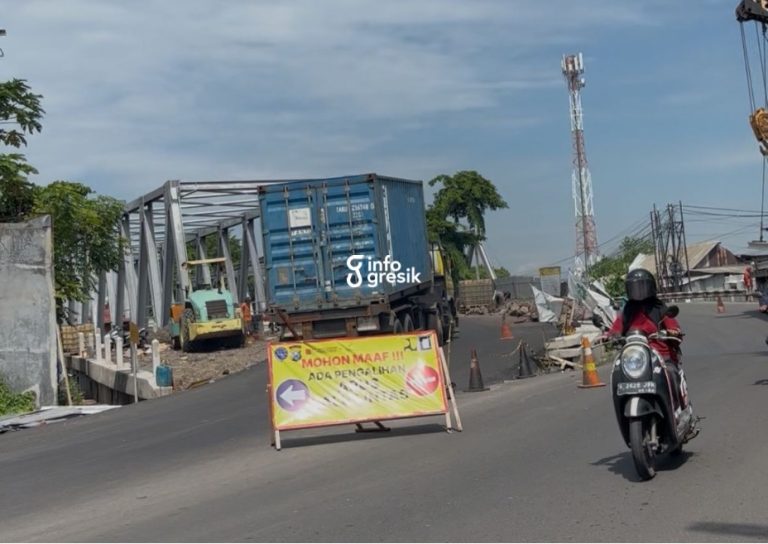 Kondisi arus lalu lintas di Jembatan Manyar. (Foto: Khanif Rosidin/Infogresik)