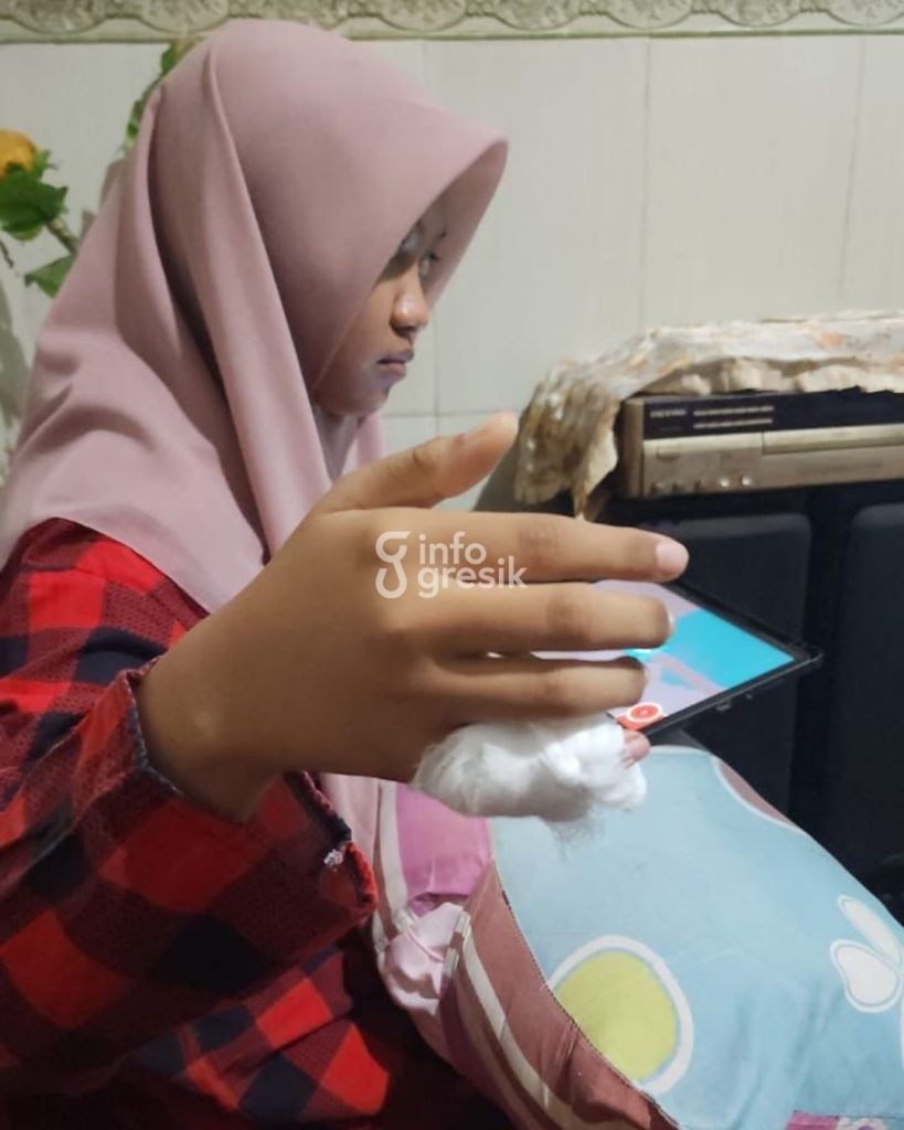 Korban yang mengalami luka di jari tangan. (Foto: Ist/Infogresik)