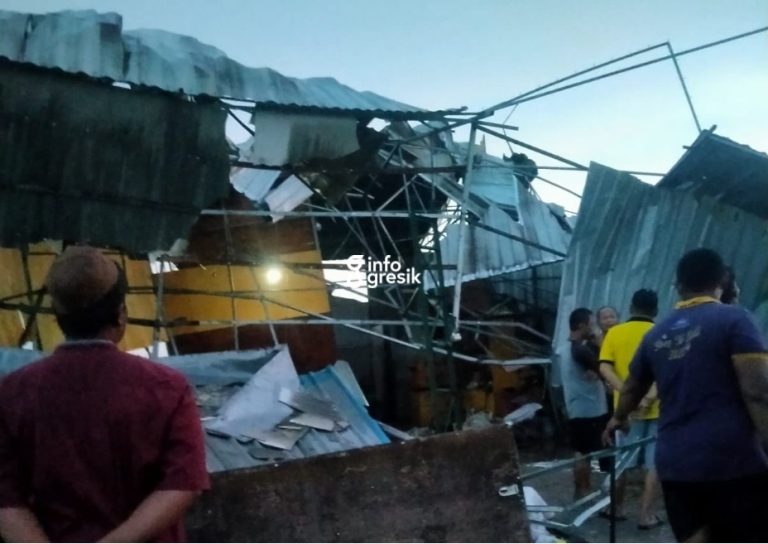 Kondisi dua rumah warga Desa Pandanan, Kecamatan Duduksampeyan, yang rusak akibat diterjang angin kencang. (Foto: Ist/Infogresik)