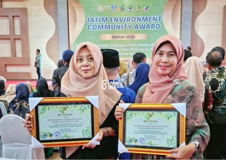Perwakilan RW 06 dan RW 08 Kelurahan Sidokumpul, Gresik, saat menerima sertifikat penghargaan Program Kampung Iklim (Proklim) Kategori Utama. (Foto: Ist/Infogresik)