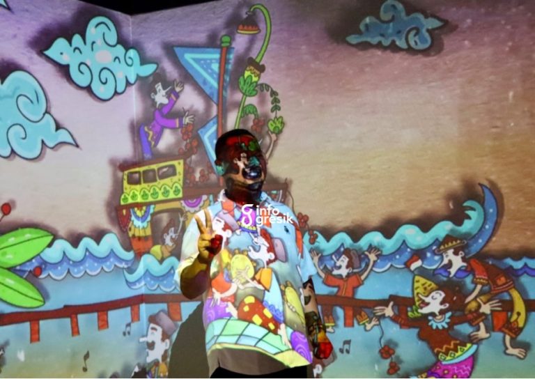 Diorama gambar damar kurung terpampang pada tubuh Bupati Gresik Fandi Akhmad Yani. (Foto: Ist/Infogresik)