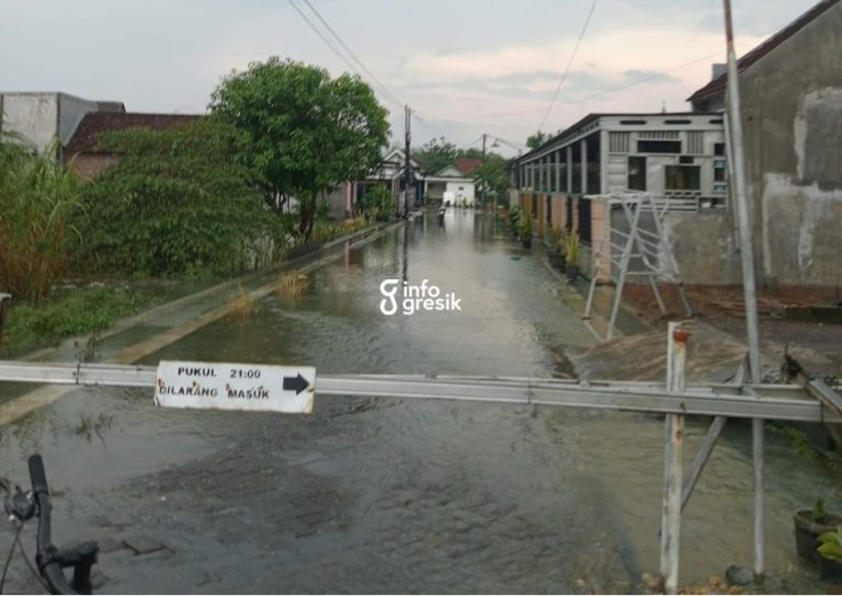 Kondisi banjir yang melanda rumah warga di Cerme. (Foto: Ist/Infogresik)