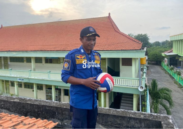 Petugas Damkarla Pos Dukun saat “menyelamatkan” bola di Desa Lowayu. (Foto: Ist/Infogresik)
