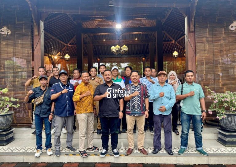 Ketua Konfederasi SPSI sekaligus Anggota Komisi IV DPRD Gresik, Imam Syaifudin, bersama perwakilan serikat buruh saat bertemu Bupati Gresik Fandi Akhmad Yani sebelum menggelar aksi di Kantor Gubernur Jawa Timur. (Foto: Ist/Infogresik)