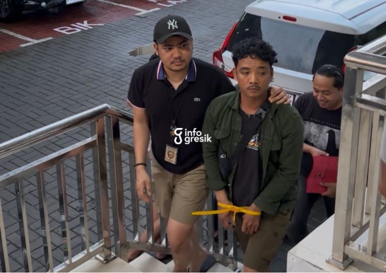 Tagih Utang Berujung Penganiayaan, Debt Collector Diamankan di Cerme Pelaku MMT (kanan) saat diamankan oleh Kanit Resmob Ipda Andi Muh. Asyraf Gunawan. (Foto: Ist/Infogresik)