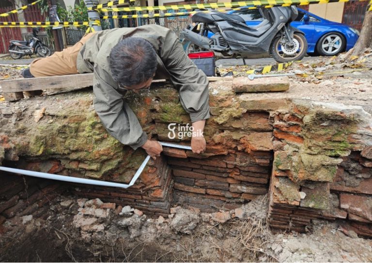 Prosedur Dilanggar, Dewan Kebudayaan Gresik Desak Mitigasi dan Pemasangan Plakat Cagar Budaya Tim Disparekrafbudpora Gresik saat meninjau bangunan bersejarah yang dibongkar tanpa izin di kawasan Bandar Grissee. (Foto: Ist/Infogresik)