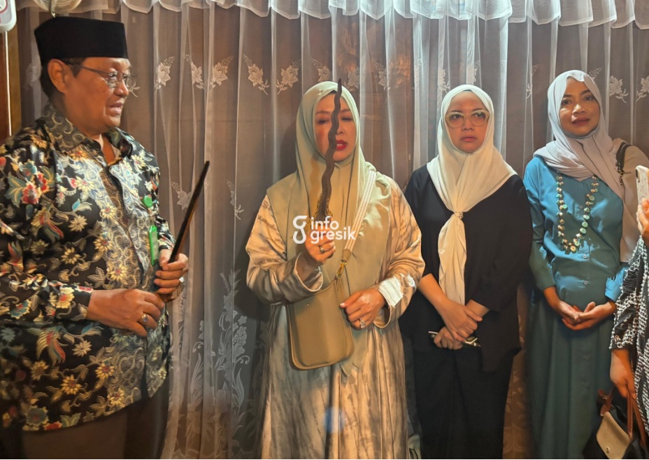 Tokoh perempuan nasional sekaligus istri Sandiaga Uno, Nur Asia Uno, saat memegang keris pusaka peninggalan Sunan Giri di kompleks Makam Sunan Giri, Gresik. (Foto: Khanif Rosidin/Infogresik)