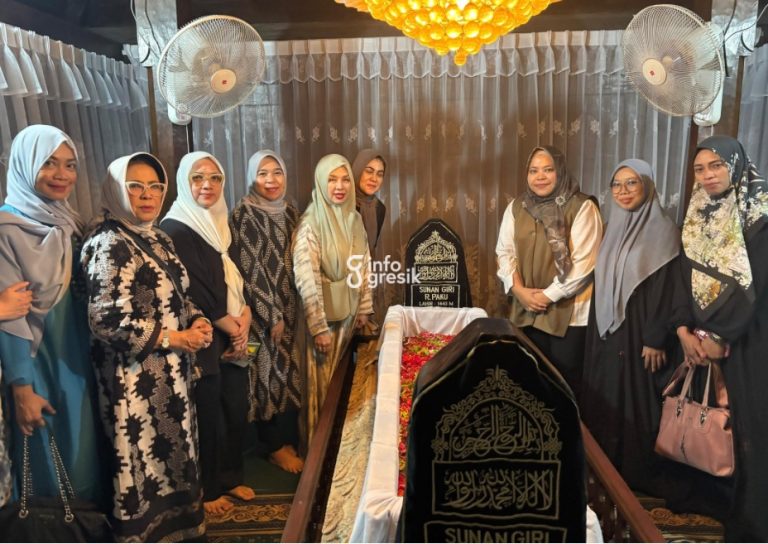 Kunjungi Makam Sunan Giri, Istri Sandiaga Uno Takjub Lihat Langsung Benda Pusaka Peninggalan Wali Tokoh perempuan nasional sekaligus istri Sandiaga Uno, Nur Asia Uno, bersama rombongan saat berziarah di Makam Sunan Giri, Gresik. (Foto: Khanif Rosidin/Infogresik)